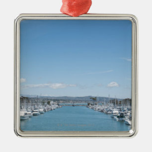 Ornement Métallique canal dans le port un jour ensoleillé avec le cie