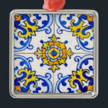 Ornement Métallique Carreaux du panneau Azulejo<br><div class="desc">L'azulejo est une forme de carrelage en céramique peint en portugais ou en espagnol,  émaillé d'étain. Il est devenu un aspect typique de la culture portugaise. Le Portugal a importé des azulejos d'Espagne,  et leur utilisation était très répandue dans l'architecture religieuse et privée,  en particulier sur les façades.</div>