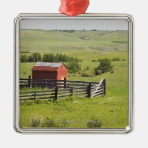 Ornement Métallique Champs de pâturage avec Shack rouge et un secteur