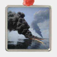 Des nuages sombres de fumée et de feu émergent 3