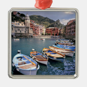 Ornement Métallique Europe, Italie, Vernazza. Bateaux aux couleurs viv