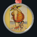 Ornement Métallique Funny Fat Lady sur la plage<br><div class="desc">Un bon usage pour une femme grasse — quel cri ! Quelle meilleure façon de se réfugier de la tempête mais sous le derrier d'une grosse dame ! Cette belle illustration vintage a été imprimée sur une carte postale, à côté de la carte de correspondance de la personne occupée, qui...</div>