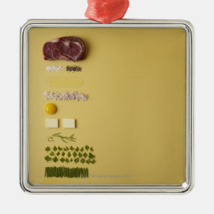 Ornement Métallique Ingrédients pour tartare de bifteck sur le jaune