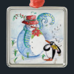 ORNEMENT MÉTALLIQUE LA SÉRÉNADE HIVERNALE DE SNOWMAN ET PENGUIN<br><div class="desc">Peinture originale couleur pastel en bleu blanc,  bonhomme de neige et pingouin jouant du violon dans la neige hivernale avec des fleurs rouges,  fleurit.par Bulgan Lumini (c)</div>