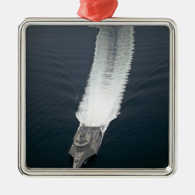 Ornement Métallique Le navire de combat littoral Independence 2 (Devant)