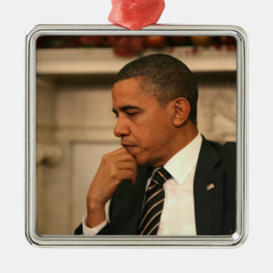 Ornement Métallique Le président Barack Obama réfléchit lors de sa ren