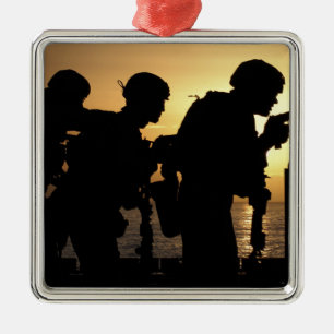 Ornement Métallique Marines tire des pistolets de 9mm