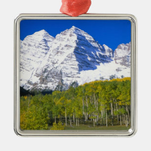 Ornement Métallique Maroon Bells avec forêt de trembles en automne.