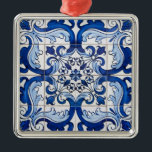 Ornement Métallique Motif de carreaux vintage<br><div class="desc">Vintage motif floral azulejo en bleu et blanc transporté à la surface d'un ornement de Noël Carré, en préservant son histoire et sa tradition. L'azulejo est une forme de carrelage en céramique peint en portugais ou en espagnol, émaillé d'étain. Il est devenu un aspect typique de la culture portugaise. Le...</div>