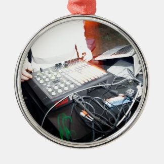 Ornement Métallique Musique de mélange d'EDM DJ à une exposition
