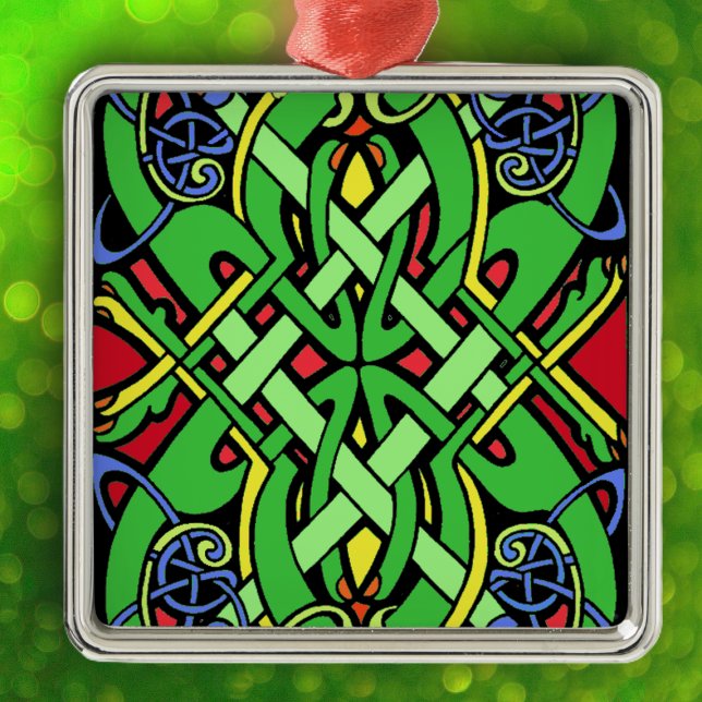 Ornement Métallique Noeud celtique irlandais coloré (Irish Celtic ornate knot design in green, yellow blue, and red on hanging ornament.)