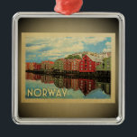Ornement Métallique Norvège Vintage voyage<br><div class="desc">Un ornement norvégien de style vintage cool,  avec des maisons colorées sur l'eau.</div>