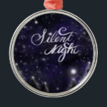 Ornement Métallique Nuit silencieuse - romantique Fête de neige<br><div class="desc">Silent Night - romantique La scène des neiges de vacances au début de la matinée tandis que la lune scintille au-dessus d'une couverture de nouvelle neige fraîche.</div>