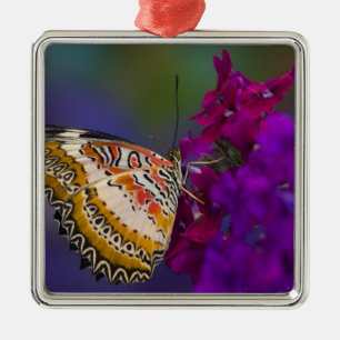 Ornement Métallique Papillon tropical sur fleurs violettes
