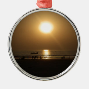 Ornement Métallique Reflet de coucher de soleil doré sur la plage