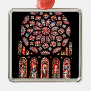 Ornement Métallique Se sont levées et les fenêtres en ogive du mur d