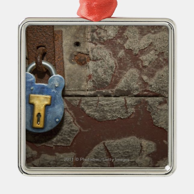 Ornement Métallique Serrure antique en métal sur le mur en pierre (Devant)