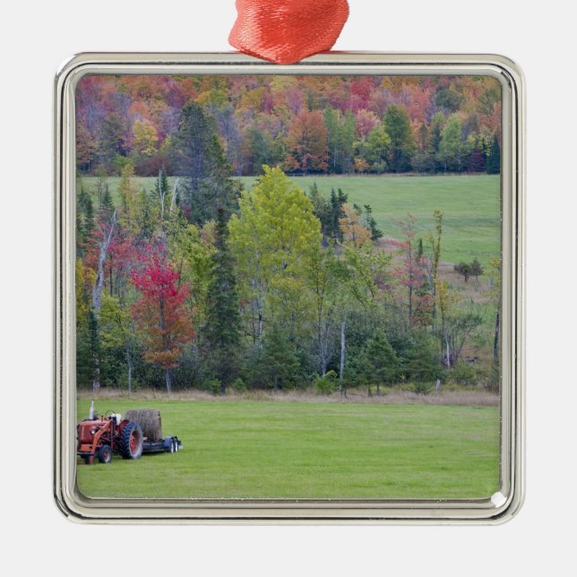 Ornement Métallique Tracteur avec balai à foin en champ vert avec (Devant)