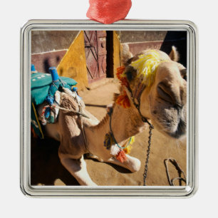 Ornement Métallique Un chameau convivial attend son prochain coureur, 