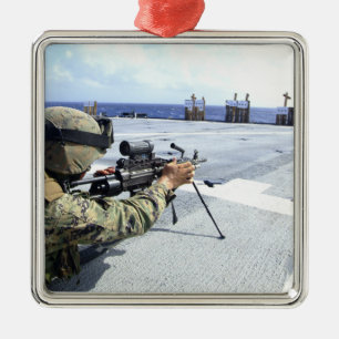 Ornement Métallique Un Marine américain réglant son arme