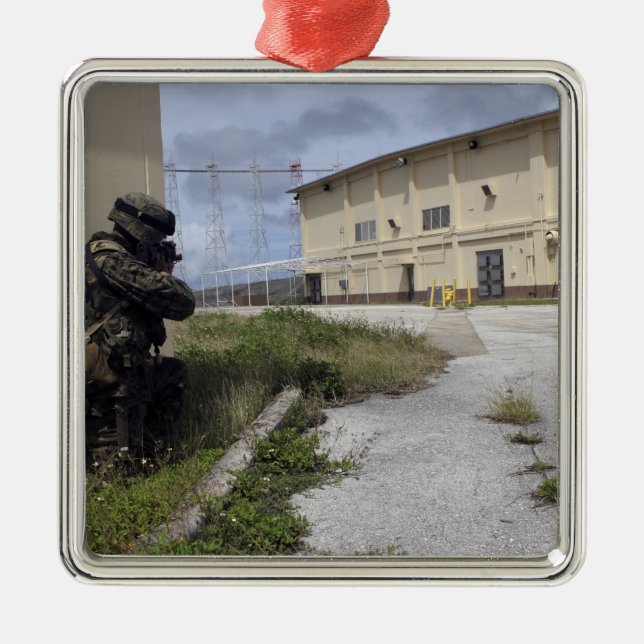 Ornement Métallique Un Marine assure la sécurité (Devant)