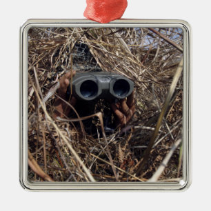 Ornement Métallique Un observateur de scout pratique le techniqu 2