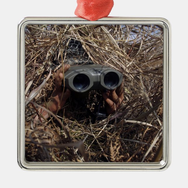 Ornement Métallique Un observateur de scouts pratique la technique d'o (Devant)