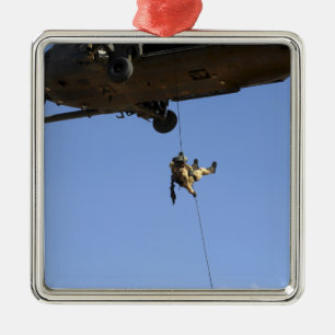 Ornement Métallique Un pararescueman rappels d'un HH-60