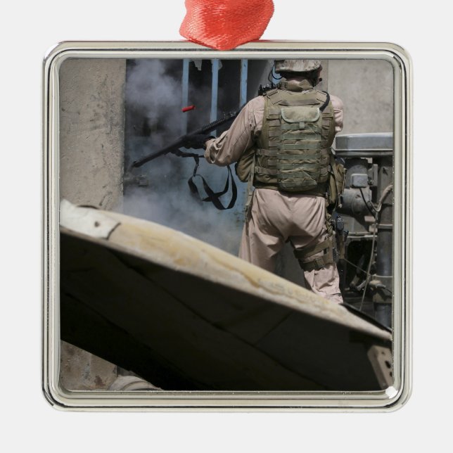 Ornement Métallique Un policier militaire utilise une balle de brèche (Devant)