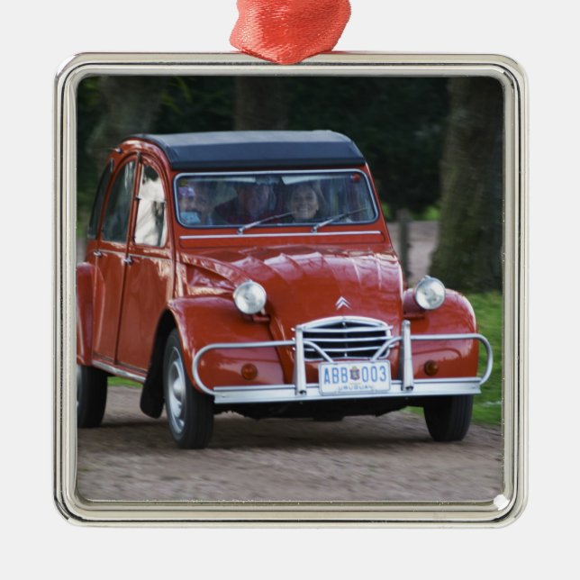 Ornement Métallique Une vieille voiture rouge Citroen 2CV avec une fem (Devant)