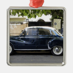 Ornement Métallique Voiture Audi ancienne mais très bien entretenue.