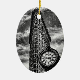 Ornement Ovale En Céramique Immeuble Flatiron et horloge en noir et blanc