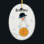 Ornement Ovale En Céramique Joueur de basket-ball Snowman<br><div class="desc">Un joli joueur de basket-ball de bonhomme de neige avec un bonhomme de neige avec un ballon de basket pour une partie de son corps. Un chapeau haut et un nez de carotte l'accentue.</div>