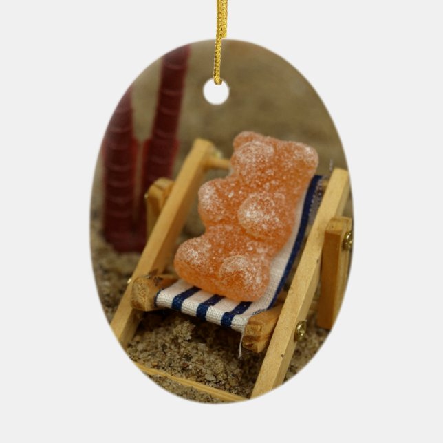 Ornement Ovale En Céramique Ours gommeux détendant sur la plage (Devant)