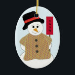 Ornement Ovale En Céramique Snowman avec signe de neige<br><div class="desc">Un mignon bonhomme de neige habillé d'une veste en plastique,  casquette noir avec un panneau qui dit "neige".</div>