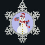 Ornement Patriotique Snowman<br><div class="desc">Un magnifique ornement patriotique/militaire de flocon de neige en étain en étain. Cet ornement est orné d'un joli bonhomme de neige patriotique portant un casquette de style Oncle Sam, et d'une écharpe et de mitaines patriotiques. Le bonhomme de neige tient aussi un drapeau américain, et ses boutons sont des étoiles...</div>