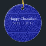 Ornement personnalisé de Chanukah<br><div class="desc">Élaborent les remous du scrollwork riche basés sur les objets façonnés juifs marocains il y a des siècles décorent cet ornement élégant de Chanukah.  Personnalisez cet ornement avec votre propre salutation.</div>