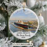 Ornement personnalisé de Long Beach Personnalisé C<br><div class="desc">Un ornement de souvenir de voyage personnalisé conçu pour célébrer votre voyage inoubliable. Que vous soyez parti pour le travail, que vous ayez profité d'un voyage en amoureux ou que vous ayez participé à un programme d'échange scolaire, cet ornement commémore un moment spécial que vous chérirez toujours et que vous...</div>