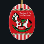 Ornement personnalisé du Cheval à roche de Noël<br><div class="desc">Adorable cheval à bascule de Noël avec grand arc rouge ornement personnalisé. Idéal comme étiquette cadeau ou premier arbre de Noël pour bébé. Baby shower et invitations d'anniversaire personnalisables coordonnés,  timbres-poste,  classeurs de garde,  sacs fourre-tout,  magnets,  papeterie d'infolettre,  enveloppes,  tasses,  notes de remerciement et plus encore. PinkInkArt original !</div>