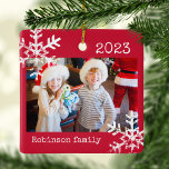 Ornement photo rouge rustique avec des flocons de<br><div class="desc">Customisez ce vêtement avec votre photo de famille et ajoutez votre nom de famille avec l'année pour ce grand souvenir de Noël.</div>