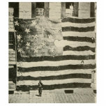 Ornement Photo Sculpture Bannière étoilée : drapeau américain à l'écran<br><div class="desc">La foule avança, les yeux attirés par le drapeau colossal tendit haut contre le côté du bâtiment. C'était un spectacle à voir, sa taille immense éclipsant même les plus grands personnages de la foule. Les rayures et les étoiles, jadis vibrantes, portaient maintenant les marques du temps et de la bataille....</div>