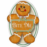 Ornement Photo Sculpture Bite Me Gingerbread Homme - Ornement ovale<br><div class="desc">Drôle Pain d'épices humour pour les vacances. Il a l'air mignon avec sa petite cravate arc,  mais il a un message de Noël différent. Son petit panneau dit Bite Me. Parcourez ma galerie pour trouver beaucoup d'autres vêtements et cadeaux avec ce design.</div>
