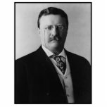 Ornement Photo Sculpture Le président américain Theodore Teddy Roosevelt Po<br><div class="desc">Avec l’assassinat du président William McKinley, Theodore Roosevelt, qui n’avait pas tout à fait 43 ans, devint le 26e et le plus jeune président de l’histoire de la nation (1901-1909). Il a apporté une nouvelle excitation et un nouveau pouvoir au bureau, conduisant vigoureusement le Congrès et l'opinion publique américaine vers...</div>