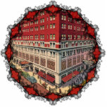 Ornement Photo Sculpture Le Roosevelt Hotel Vintage Christmas Ornement<br><div class="desc">Cette carte postale vintage montre le Roosevelt Hotel au centre-ville de Pittsburgh,  en Pennsylvanie,  au début des années 1940. Réimprimé sur cet ornement de Noël lumineux et coloré.</div>