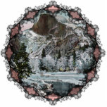 Ornement Photo Sculpture Ornement Vintage semi-dôme<br><div class="desc">Cette belle image de 1907 du sommet de Half Dome dans la vallée de Yosemite,  CA montre une scène hivernale avec cabine couvert de neige et le sommet de Half Dome. Reproduit ici sur ce ornement de Noël.</div>