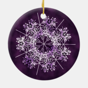Ornement pourpre d'arbre de flocon de neige