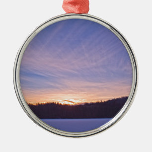 Ornement Rond Argenté Coucher de soleil sur le lac et les arbres d'hiver