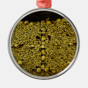 Ornement Rond Argenté Crânes et os de catacombes de Paris