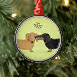 Ornement Rond Argenté Dachshund Mistletoe Kiss - Wiener Chien Noël<br><div class="desc">L’ornement de Noël d’un amoureux de Dachshund. Doxie noir et bronzé et Dachshund roux. Ornement de vacances en céramique du baiser d’un chien plus vierge sous le mistletoe. Illustration originale d'un dessin de weenie dogs par ©Jenn Inashvili. Fait un cadeau sucré et un ornement précieux à afficher sur le sapin...</div>