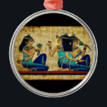 Ornement Rond Argenté Égypte ancienne 6<br><div class="desc">Belle oeuvre d'art de l'Égypte antique. Ces photos sont en fait des images trouvées sur les murs dans des pyramides et d'autres endroits à travers l'Egypte. Colorés et magnifiques,  ils fabriquent des produits fins qui se démarquent vraiment dans une pièce.</div>